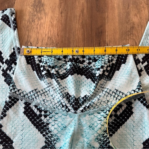 ✨ NIYAMA SOL UNRELEASED TURQUOISE-BLACK PYTHON BAREFOOT HI WAIST LEGGINGS EUC XS - Picture 6 of 9